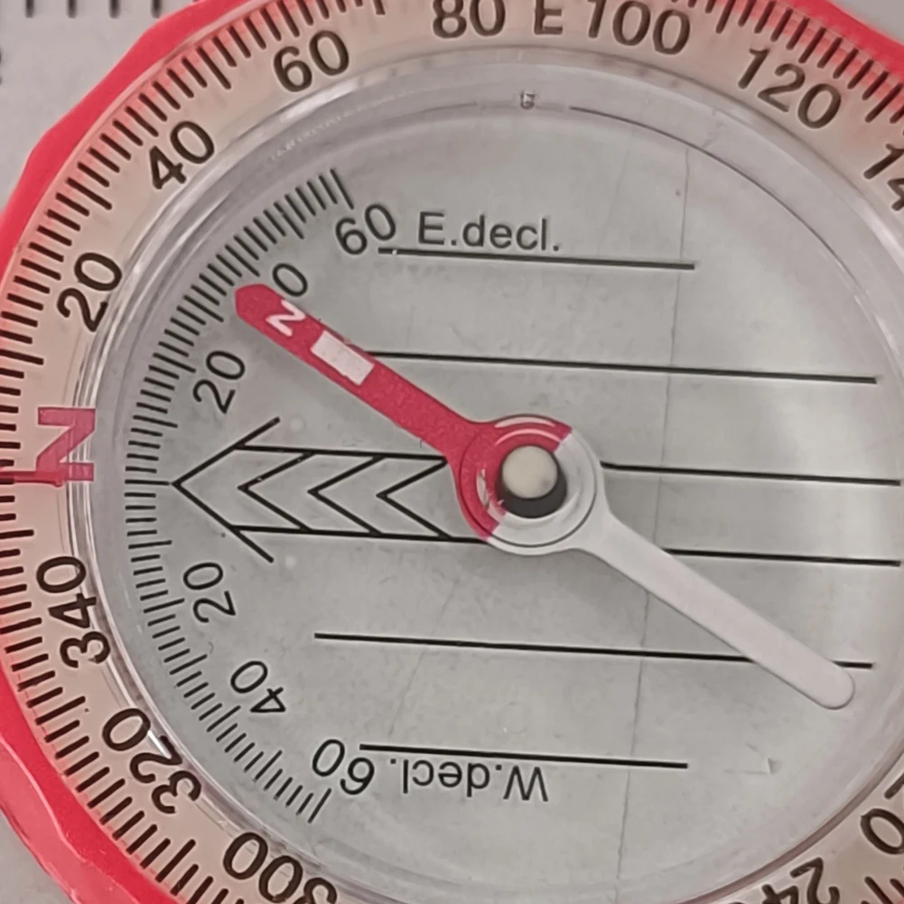 بوصلة مضيئة بنظام تحديد المواقع مقاومة للصدمات ومقاومة للماء أدوات سفر عالية الدقة ومتعددة الوظائف مع مكبر للبقاء على قيد الحياة