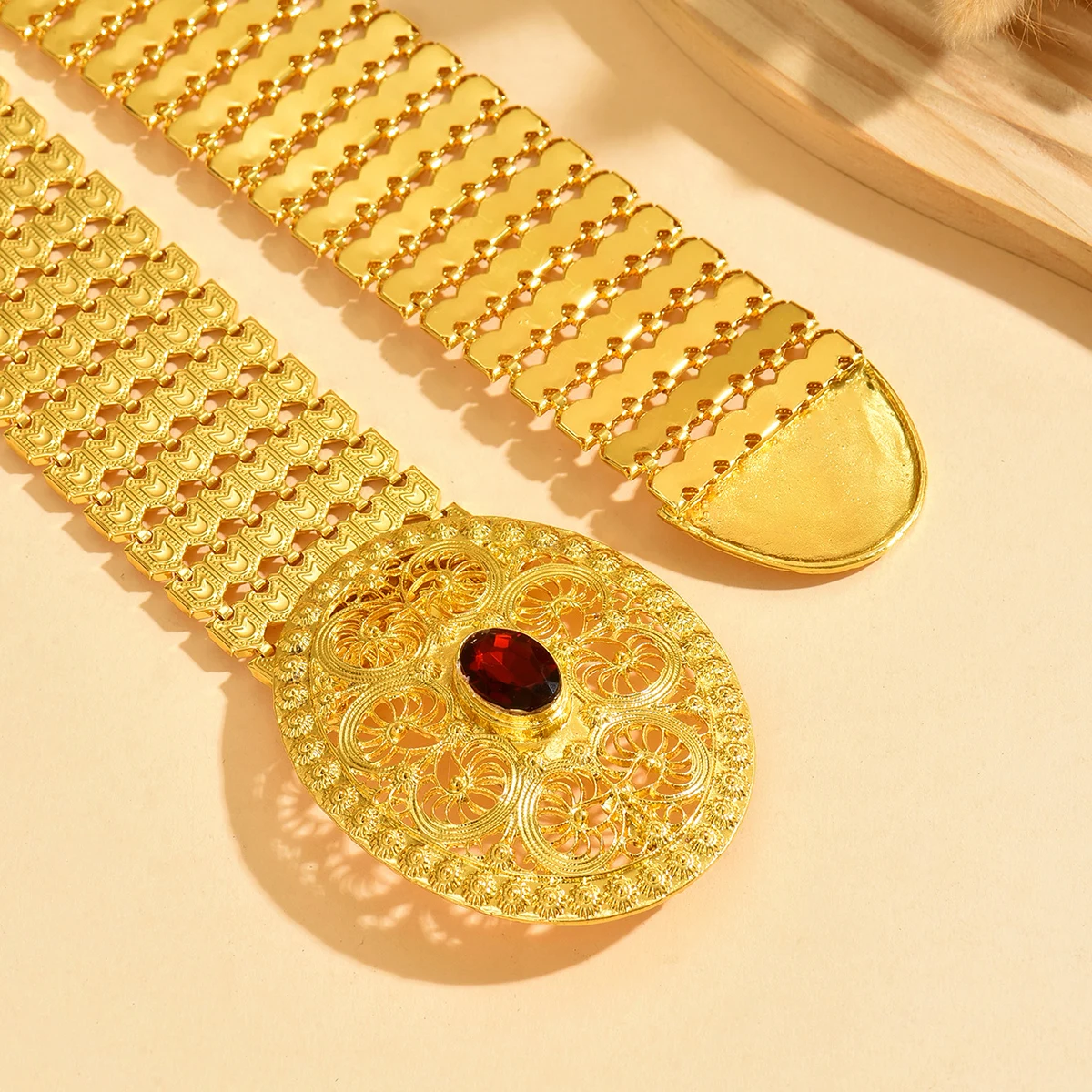 حزام مقياس الأفعى من سبيكة مع تصميم نمط مجوف مرصع بالأحجار الكريمة الحمراء الكبيرة البيضاوية