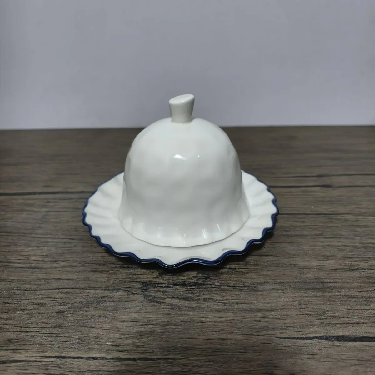 White blue edge hand pinch bell cover ceramic butter plate