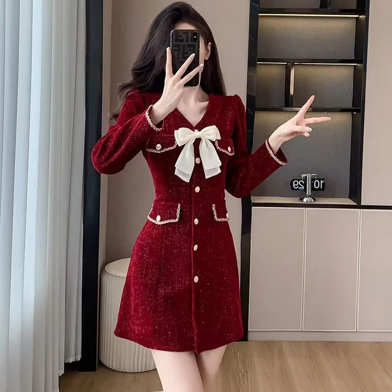 Winter 2024 French New Fashion Sense V-neck Bow Waist Small Fragrance Dress Ladies New Fashion Niche Bottoming Black Skirt Coat