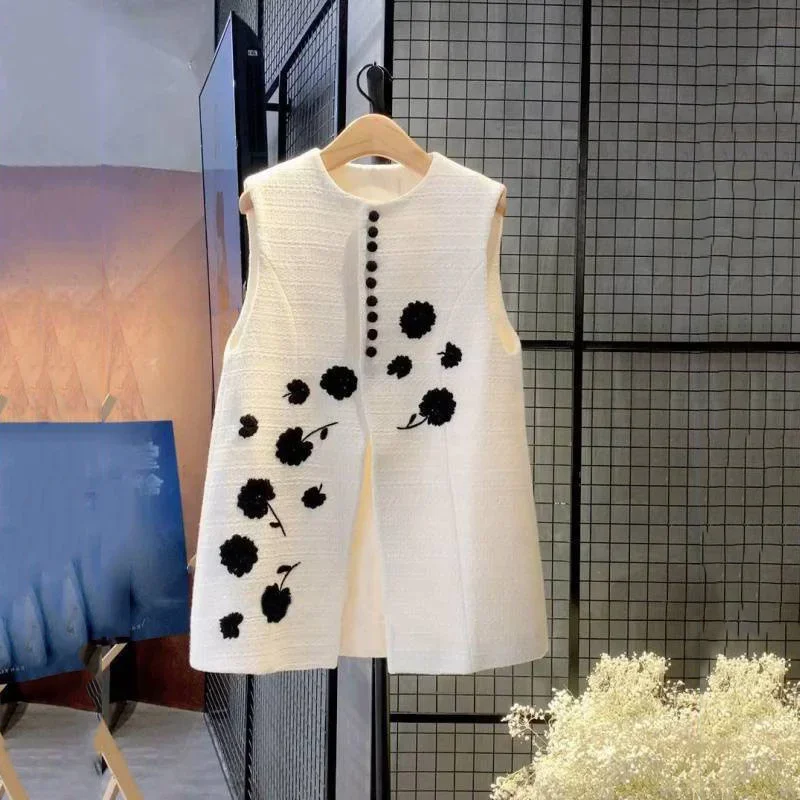

LIBIELIY 2025 New Spring Autumn Embroidery White Vest Women Fashion Sleeveless Loose Joker Casual Waistcoat Top Ladies