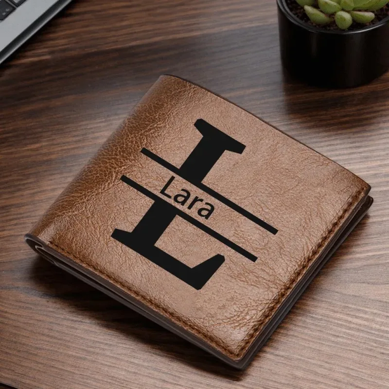 محفظة رجالية من جلد البولي يوريثان تحمل اسمًا مخصصًا مع هدية أولية للزوج والصديق والأب والابن وأعياد الميلاد وعيد الأب