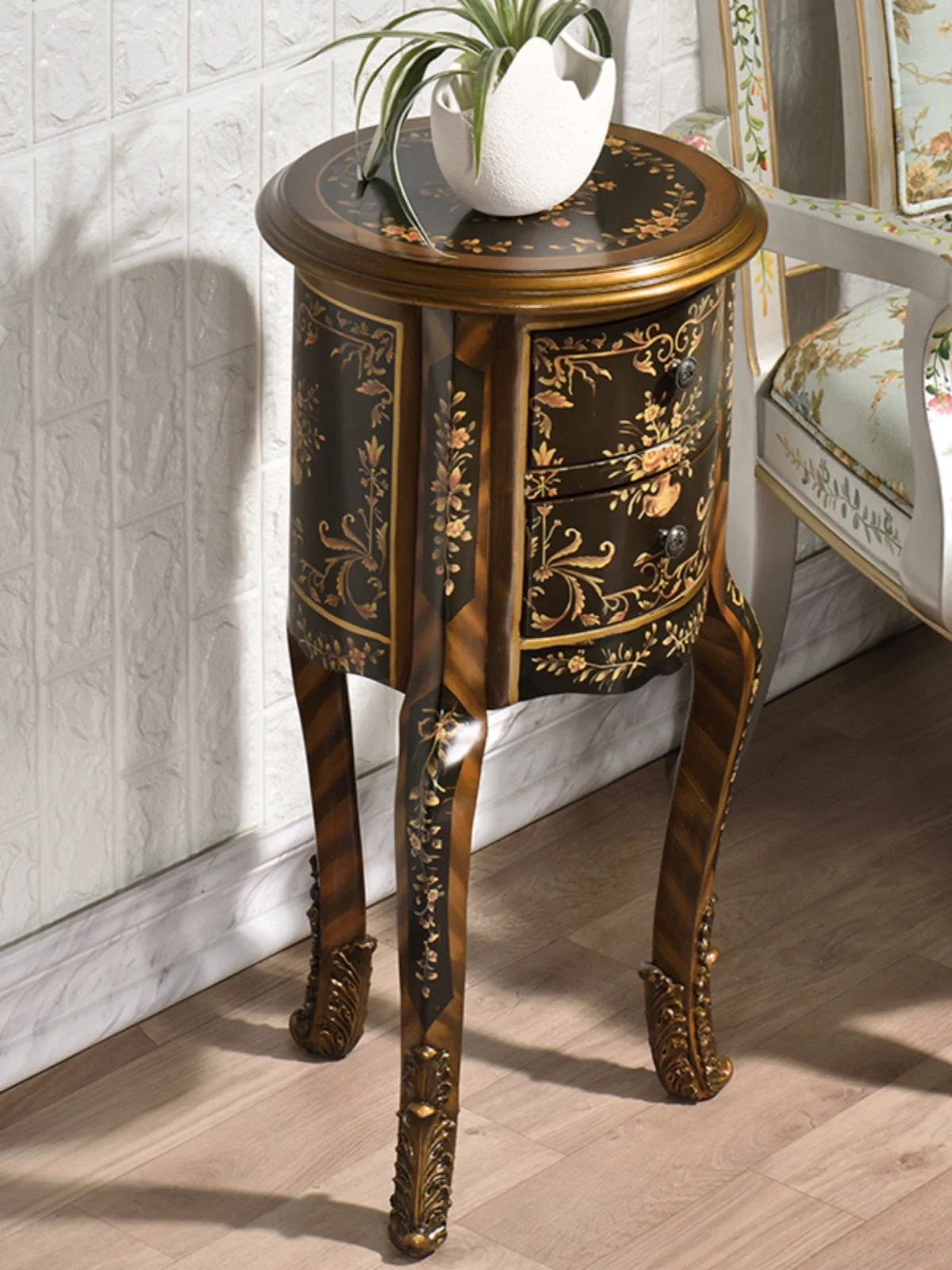 

Несколько углов дивана в гостиной, несколько маленьких окрашенных кругов, несколько мест хранения и несколько углов.