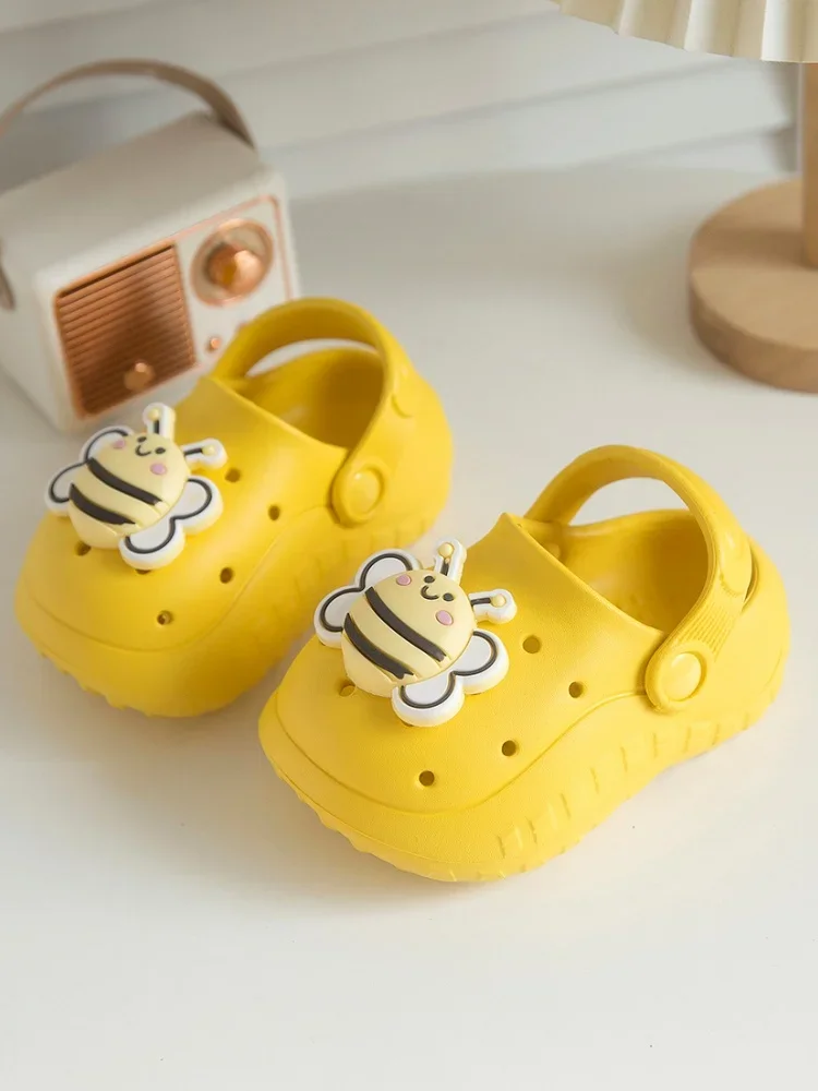 

2025 New Summer Children's Perforated Slippers Girls' Outdoor Cute Little Bee Toe Soft Sole Slippers Outside