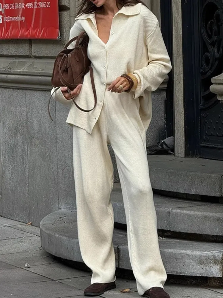 ชุดเซ็ตเสื้อสเวตเตอร์ลำลองสไตล์ใหม่สำหรับฤดูใบไม้ร่วงและฤดูหนาว เสื้อแขนยาวคอปก กางเกงขายาวทรงกว้าง ชุดสองชิ้นสำหรับผู้หญิง