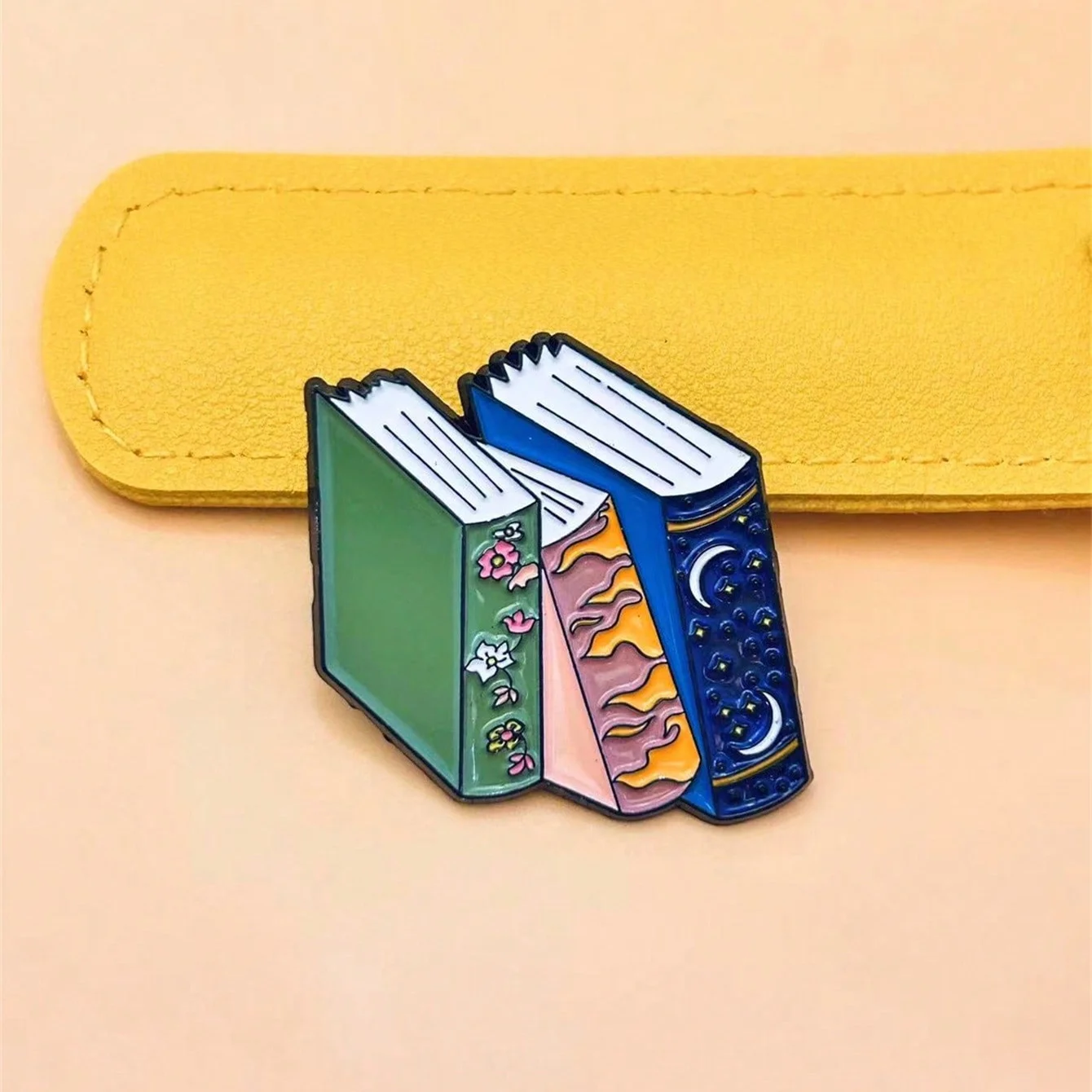 1pc Cartoon Personalized Book Shaped Alloy Brooch - Versatile Clothing/Backpack Accessory For Parties And Gifts
