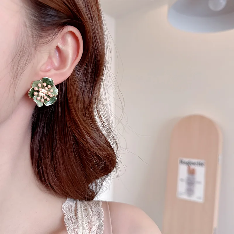 デザイン性の高いイヤリング、ニッチなイヤリングバックル、油滴防止オイル、椿の花のスタッドイヤリング2025新作