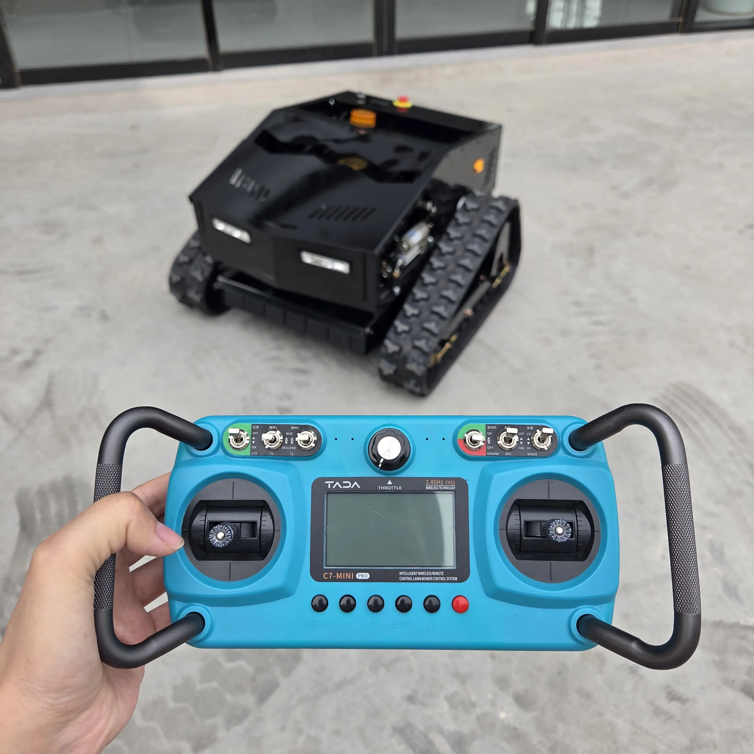 

High-Efficiency Climbing Weeding Robot, Fully Automatic Remote-Controlled Lawn Mower, Easily Handles Complex Terrain