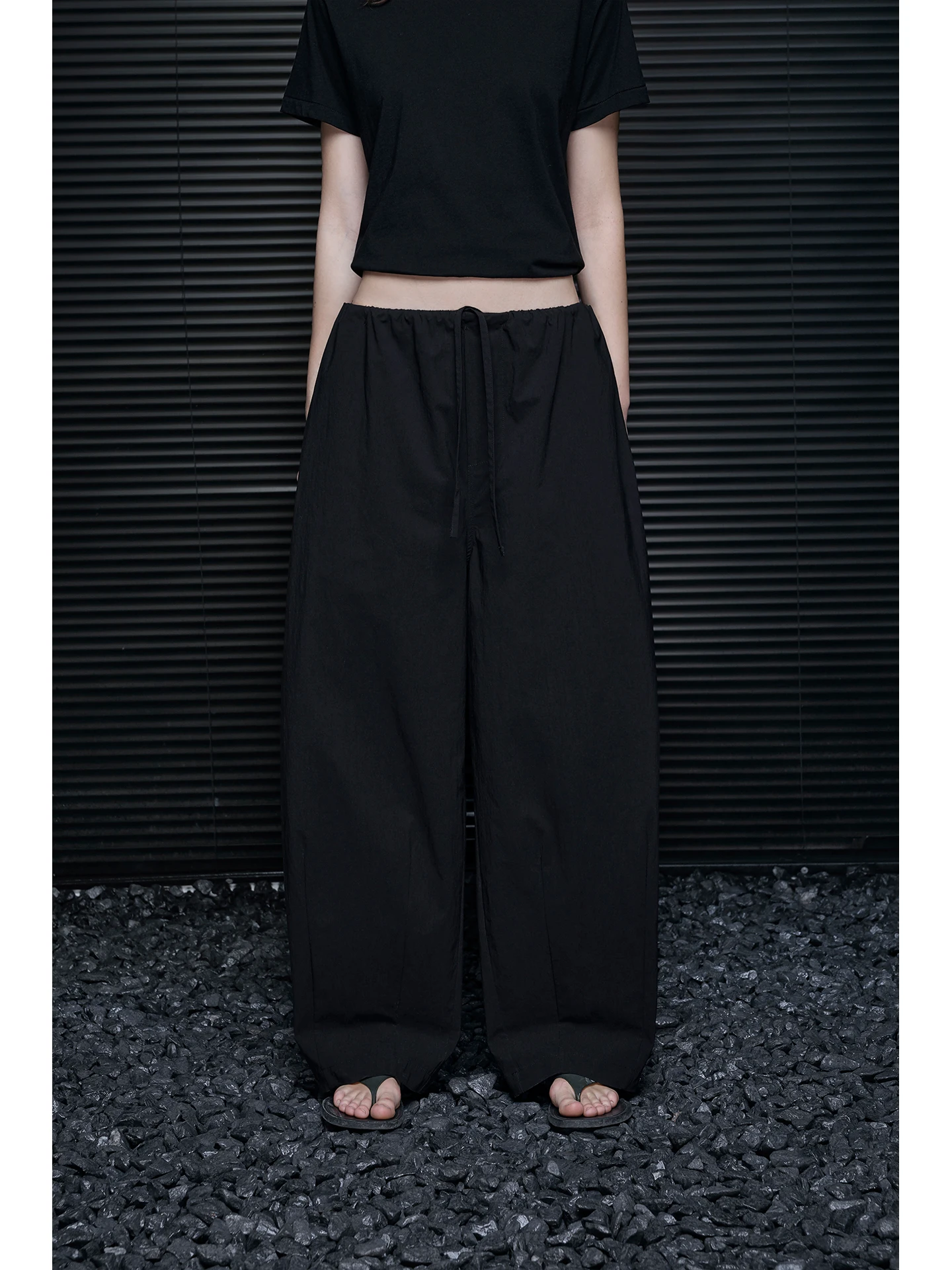 

Свободные широкие брюки женские черные повседневные в расслабленном стиле Весна 2026 Новинка Удобные с естественной линией талии из смесового хлопка