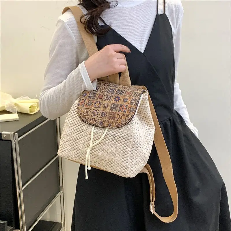 Nowy pleciony plecak ze słomy Casual Tassel Straw Bag Female Seaside Holiday Beach Bag Bohemian String Travel Bag 2024 for Gift