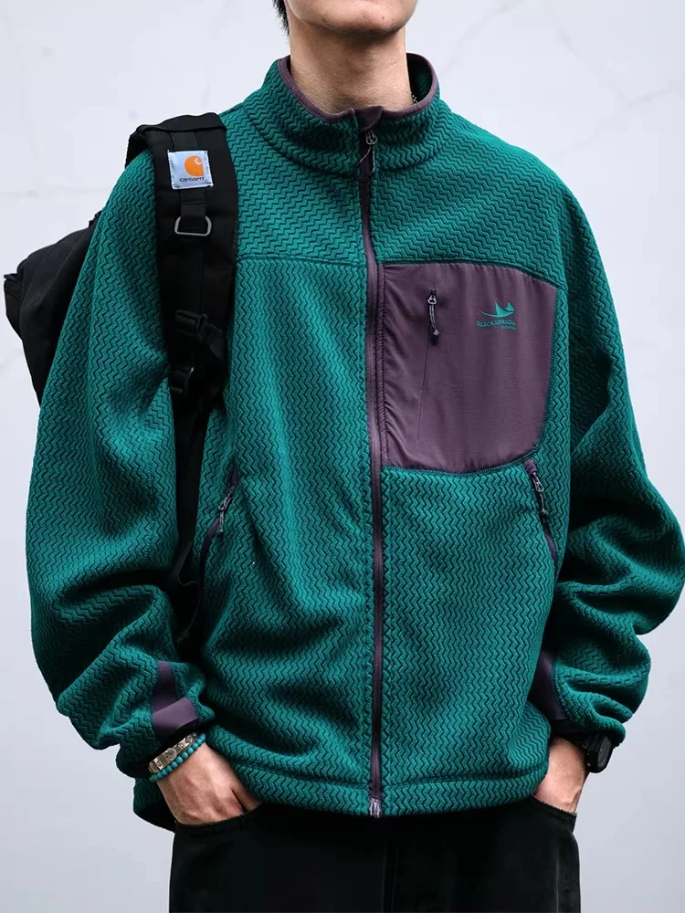 

Мужская теплая повседневная куртка свободного кроя для активного отдыха с флисовой подкладкой, воротником-стойкой и цветными вставками, из прочного хлопка