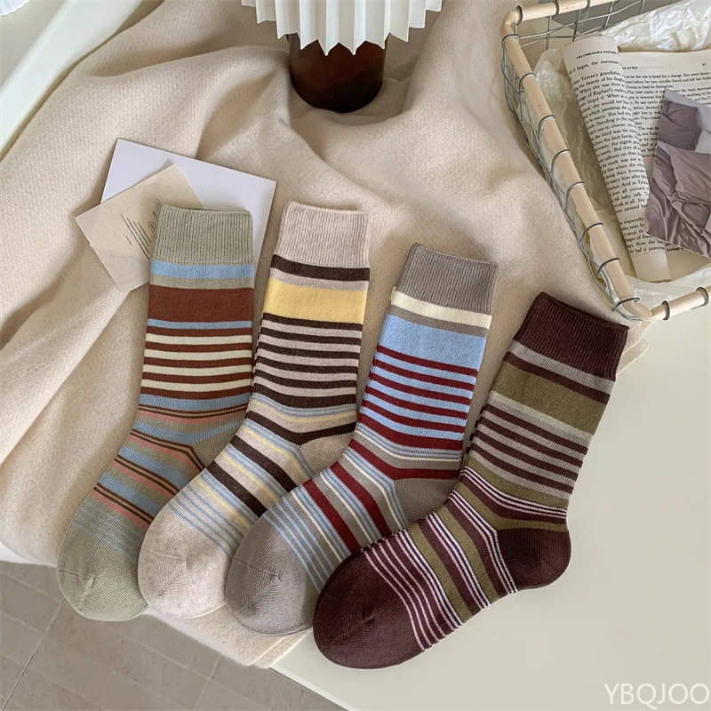 4 Paar kontrastierende gestreifte Retro-Mid-Tube-Socken für Damen, atmungsaktiv, vielseitig, bequem im Herbst und Winter, lange Röhrensocken