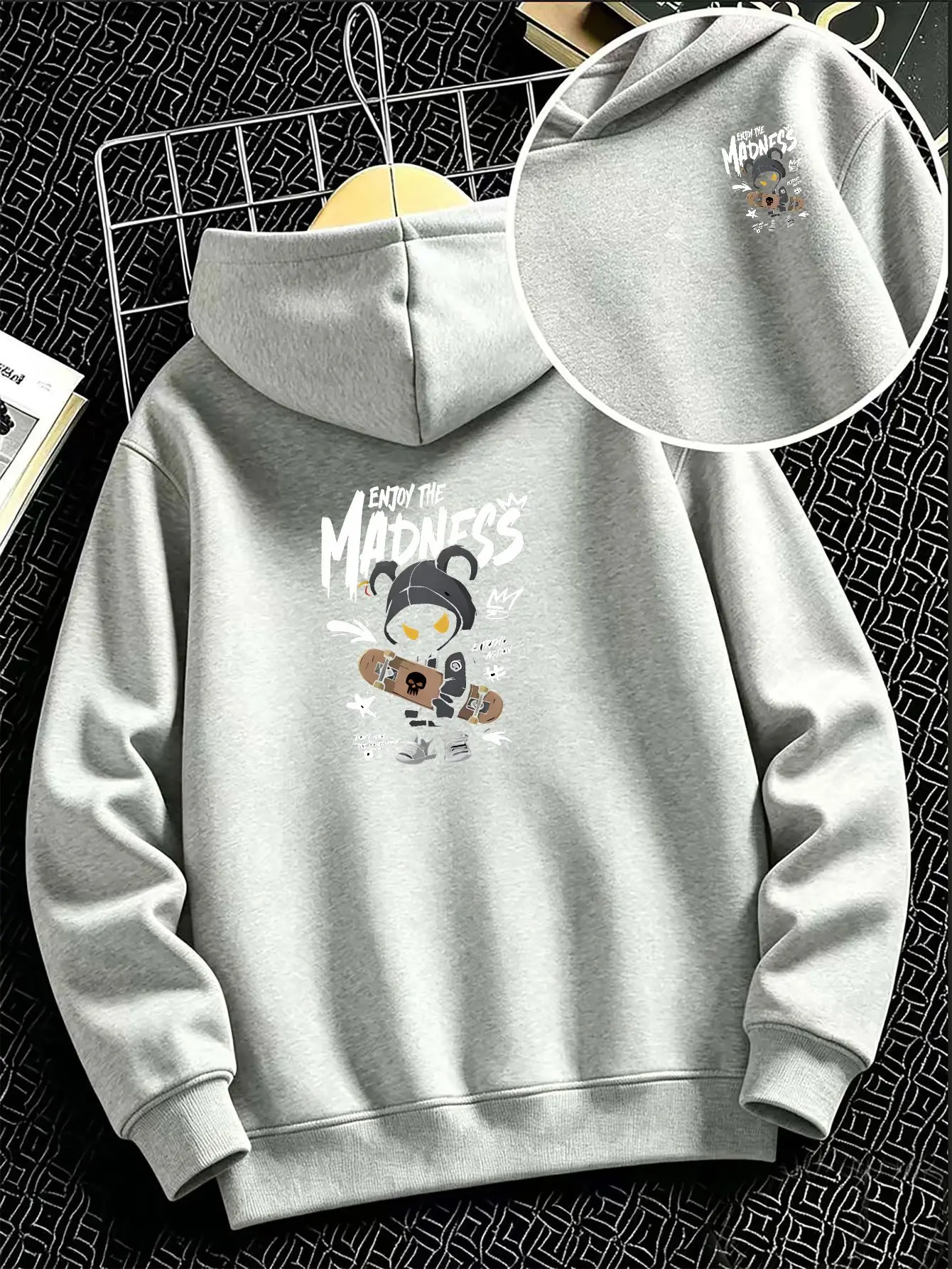 Boys' Fashion Hoodie: A Loose-fitting, Casual Hooded Sweatshirt Featuring a Front Print of a Cartoon Character Holding a Skate