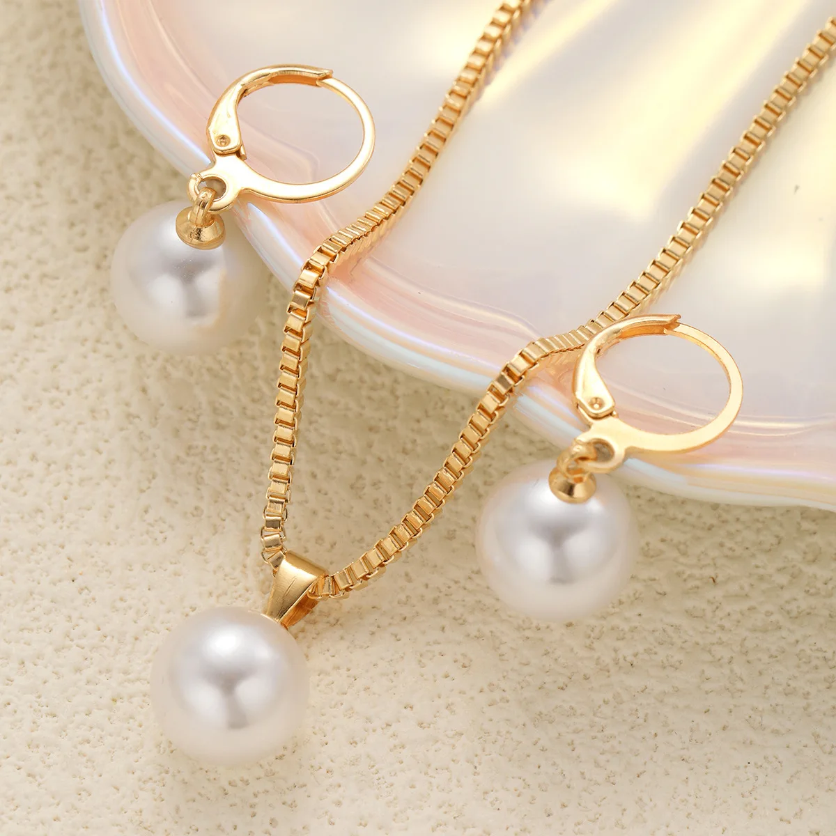 Women Elegant Imitation Pearl Pendant Necklace Huggie Hoop Earring Set Gold Plated Box Chain Wedding Accesseries Set