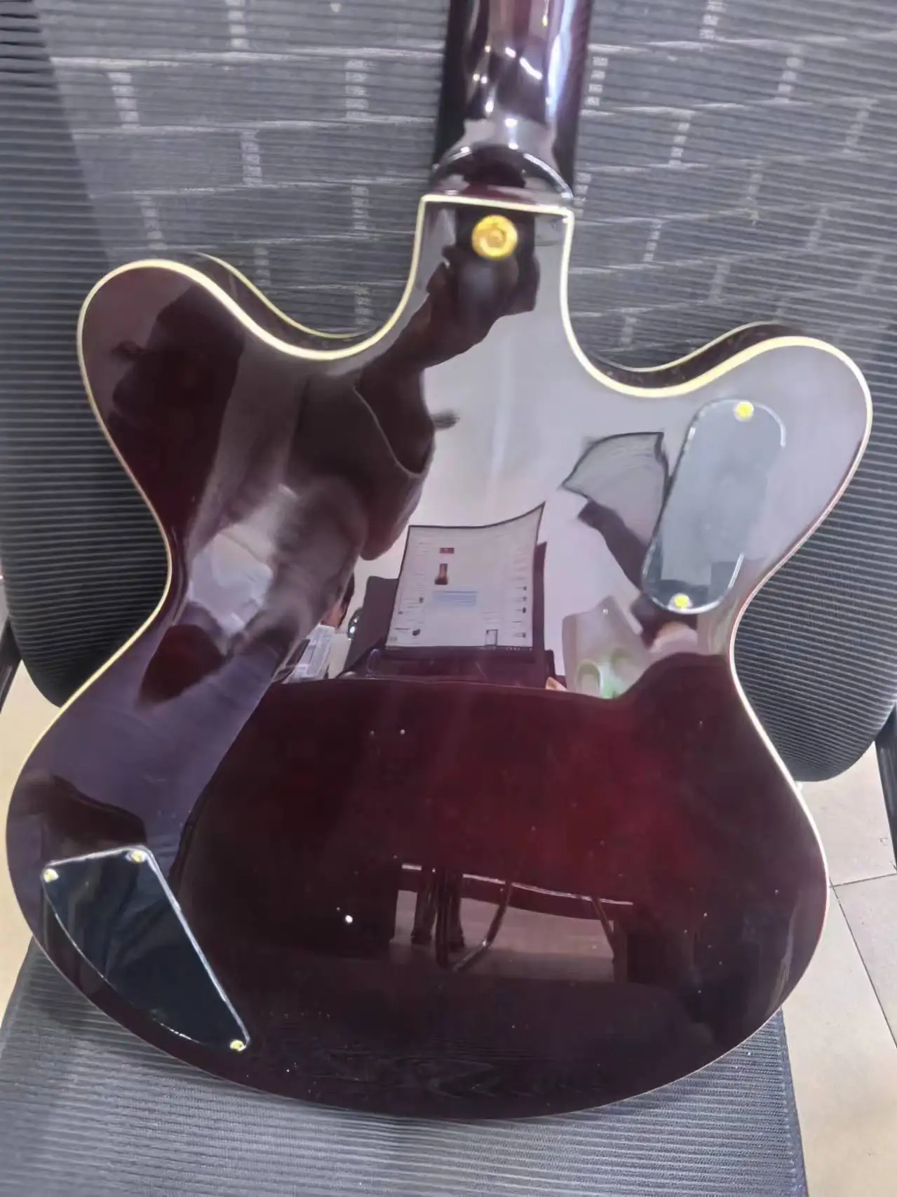 High Quality 6 Strings Wine Red Jazz Electric Guitar, Semi-hollow-out Guitar without Holes, F Hole Print, Gold Hardware