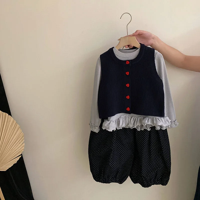 

Комплект для девочек, корейская версия, осень 2025, новинка, многослойный нижний жилет, настоящий топ из двух предметов, повседневные брюки в горошек, комплект из трех предметов