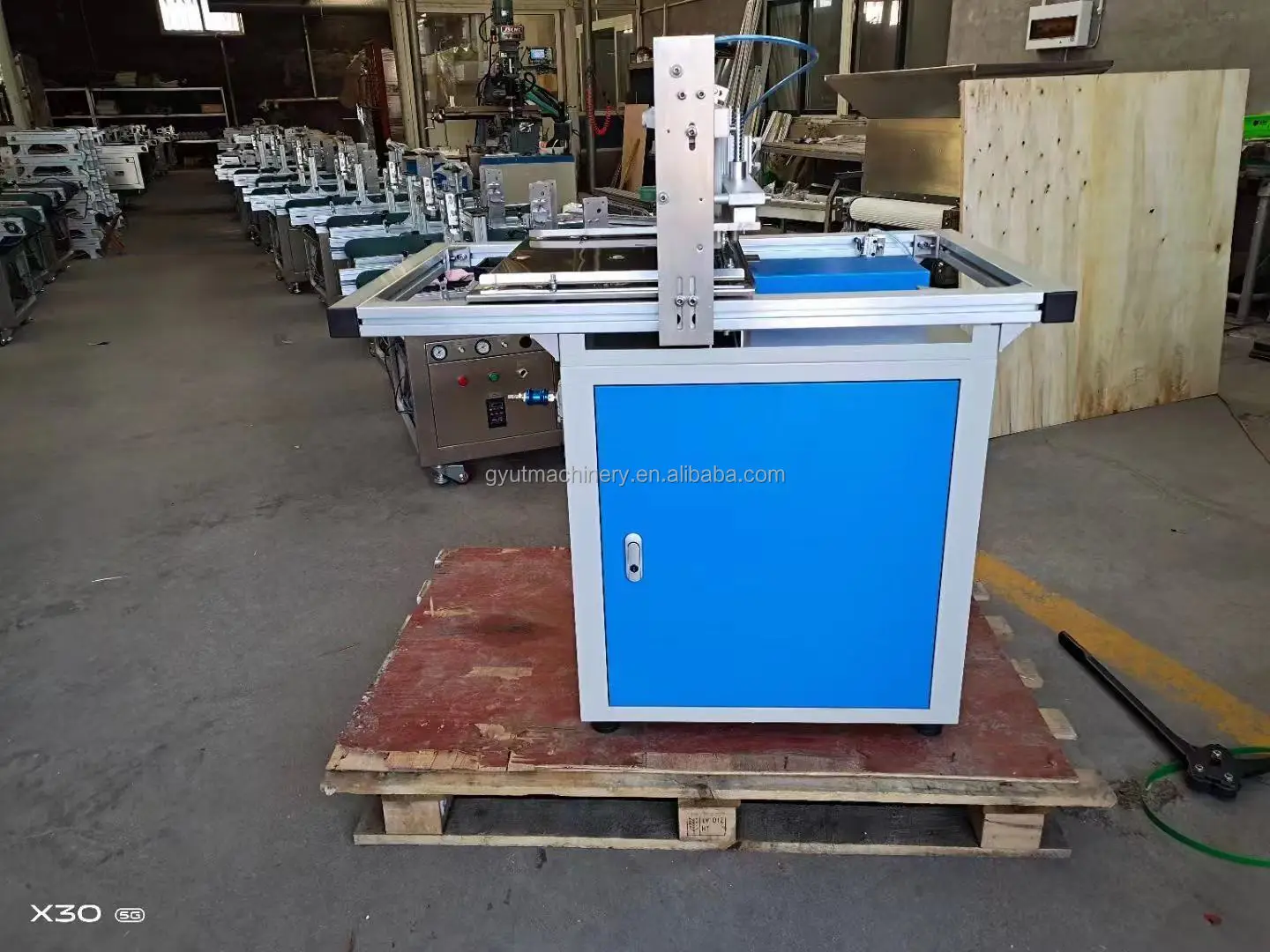 空の苗床トレイに種子を播種・植え付け・栽培するための多用途自動播種機