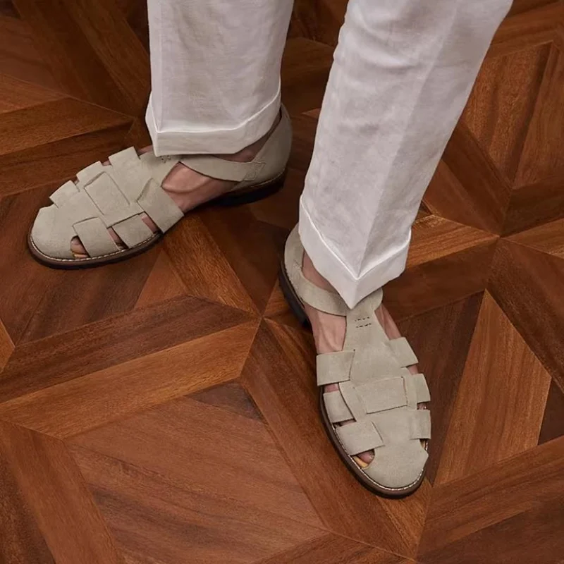 

Новые стильные римские винтажные плетеные сандалии, удобная пляжная обувь для мужчин, из натуральной замши (первый слой коровьей кожи), с пряжкой, повседневные слипоны.
