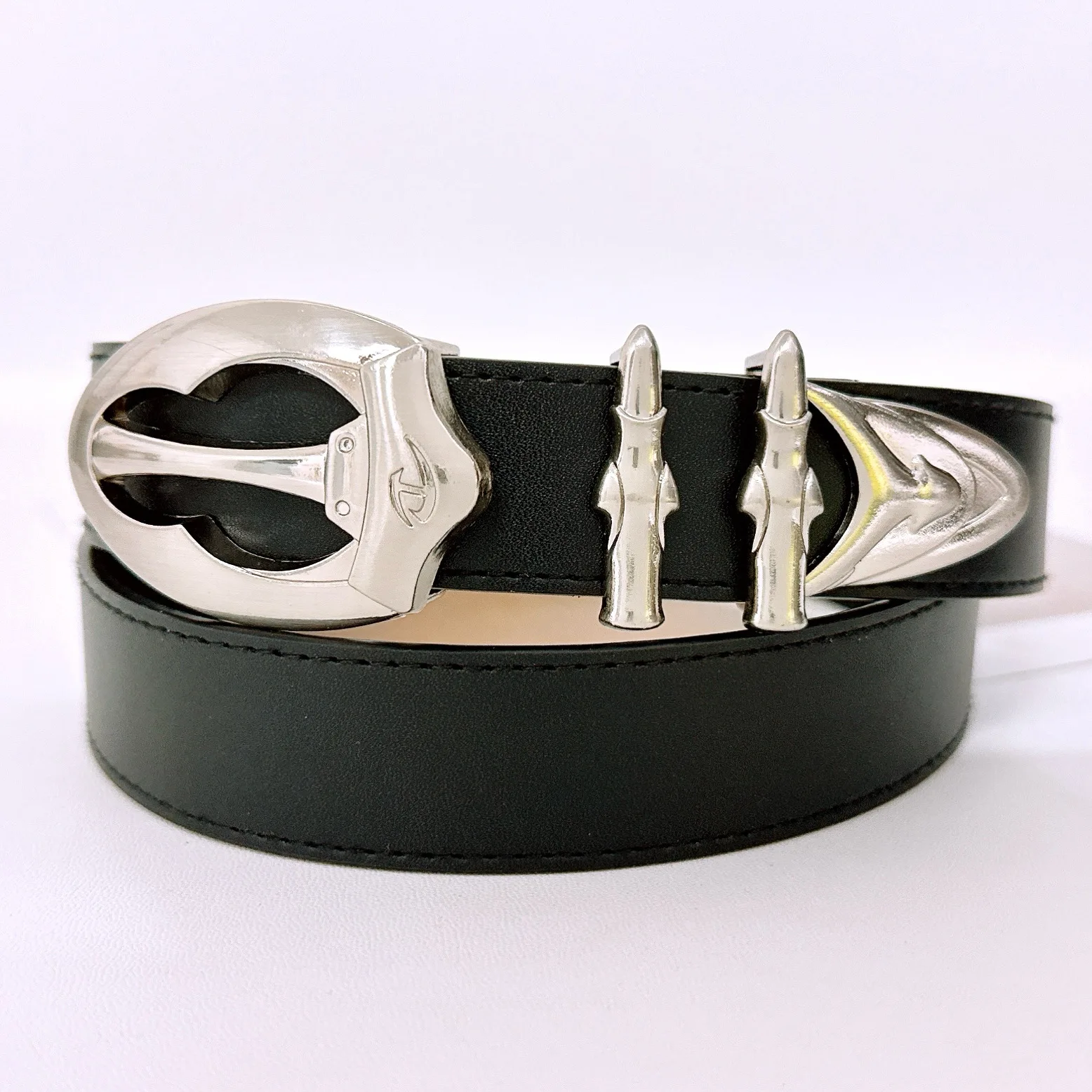 Luxe merken 2025, veelzijdige riem, duurzaamheid, tailleband, stijlvolle metalen gespen, tailleriemen voor dames, mode-accessoire