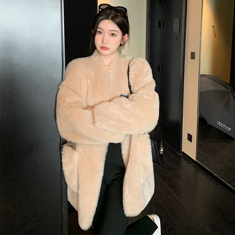 2024 Autumn/Winter New Small Bathrobe Toka Fur One piece Lamb Fur Grass Coat Women's Sheep Trimmed Velvet Coat Young