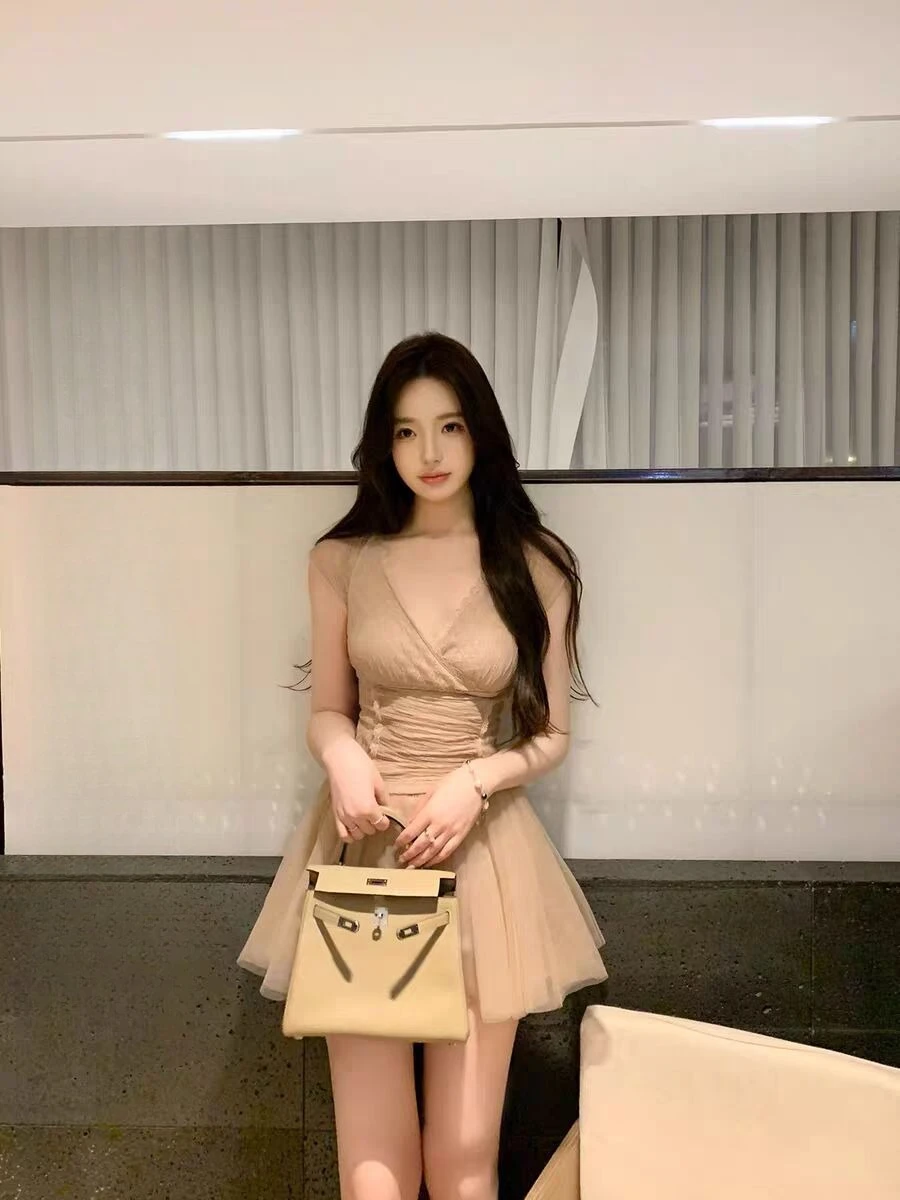 

Hot girl ballet style suit women's summer V-neck slim lace top high waist mesh a-line skirt two-piece set fashion female clothes