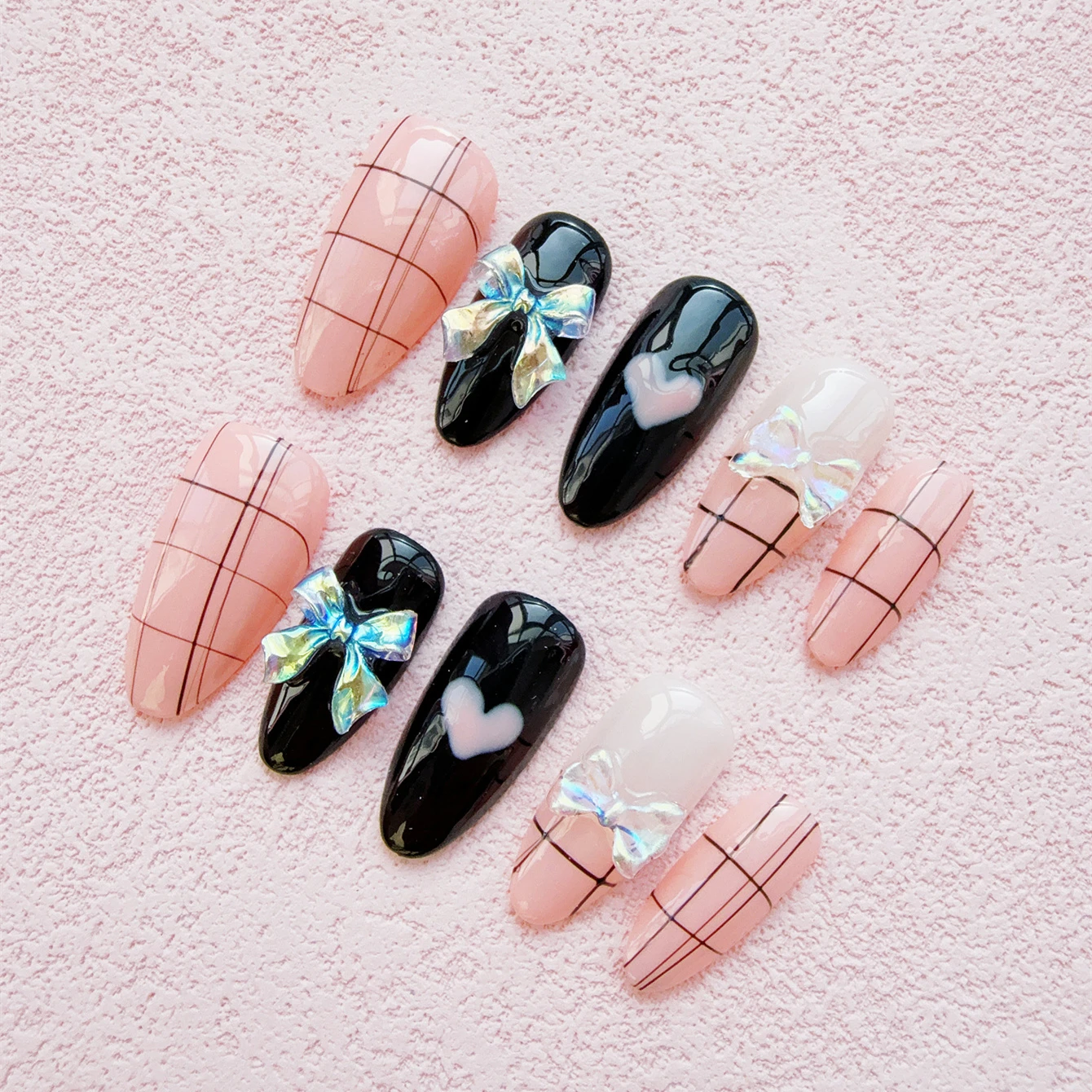 10 Stück High-End-Rosa mit einer Schleife, handgefertigte künstliche Nägel, Mandelnägel in Rosa und Schwarz mit Schleifen und Liebesnagelflicken
