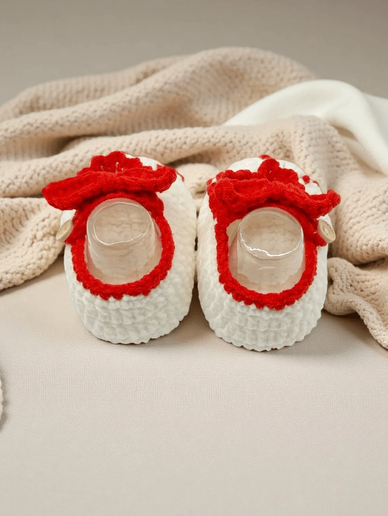 1 Paar handgefertigte gehäkelte Babyschuhe für Mädchen, weiß mit roter Schleife und Punkten, gestrickte Säuglingsschuhe – Detail 7