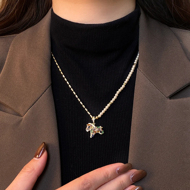 Bunte Zirkon-Pony-Anhänger-Halskette für Damen, Perlen-Metall-Spleißkette, leichter Luxus-Schmuckset, trendiges Schlüsselbein-Accessoire – Detail 9