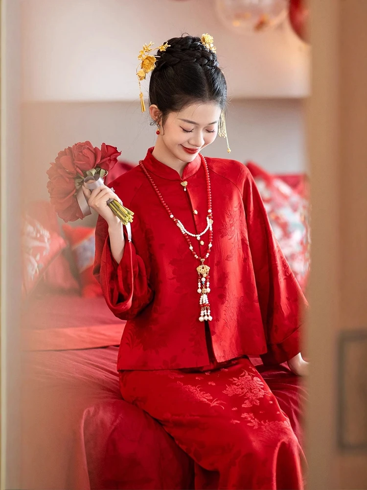 

The red retro cheongsam set is suitable for engagement gowns, wedding toasts and morning gowns (maximum size XXL)