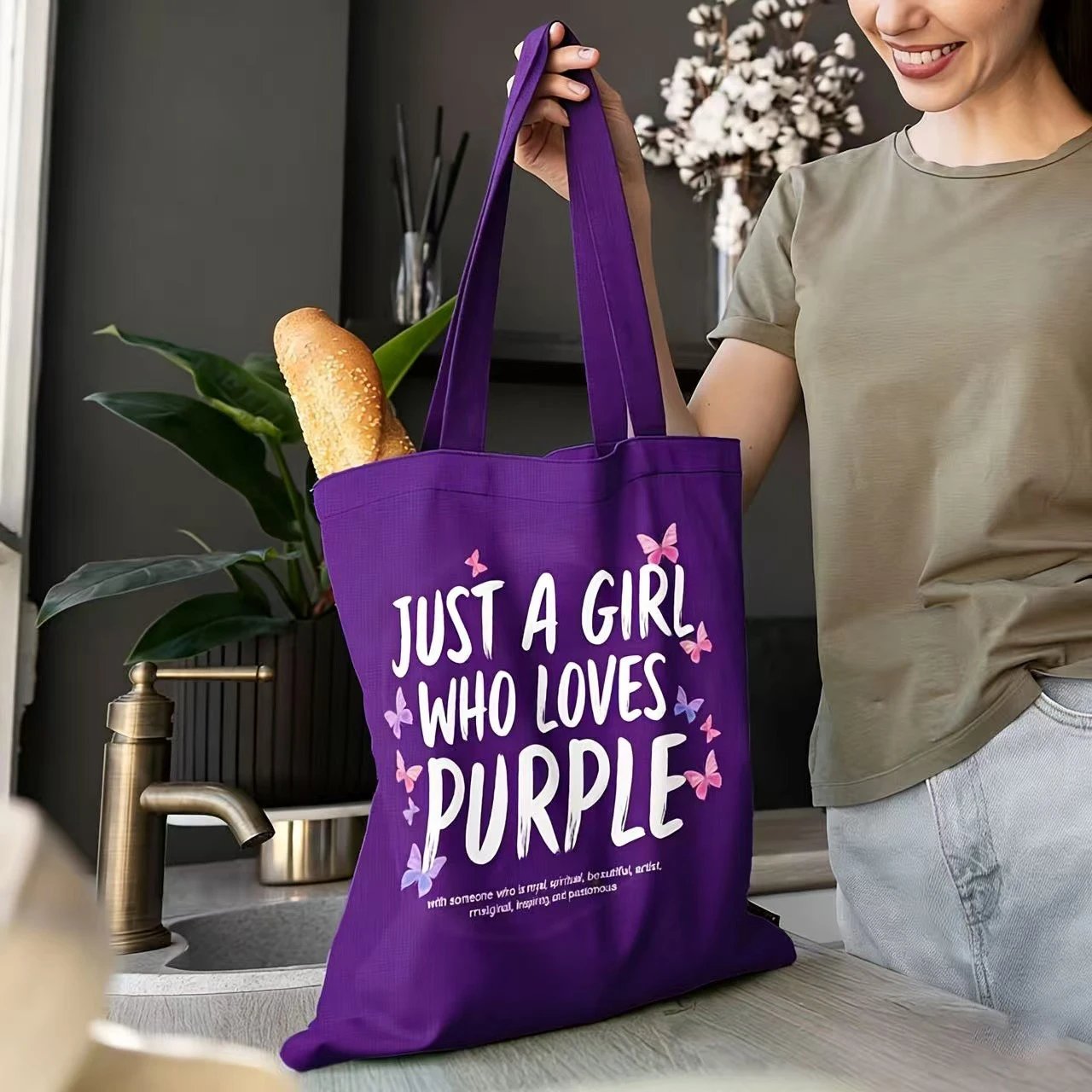 1 Stück Canvas-Einkaufstasche mit Schmetterlingsdruck – leichte, wiederverwendbare Umhängetasche mit inspirierendem Zitat „Just a Girl Who Loves Purple“. – Detail 2