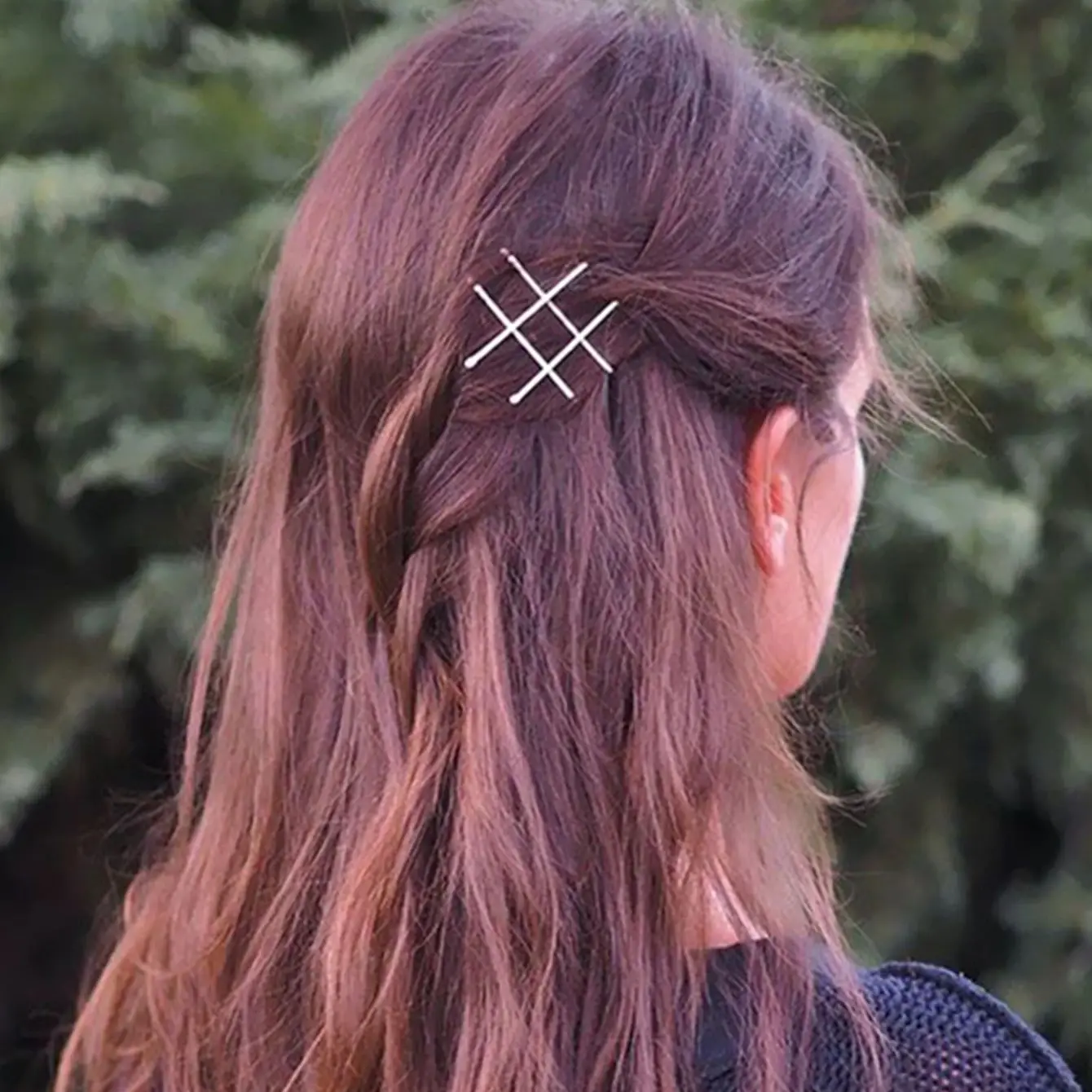 Minimalist hair clip with a straight line clip, broken hair bangs clip, and versatile style clip on the side. Hair clip with a h