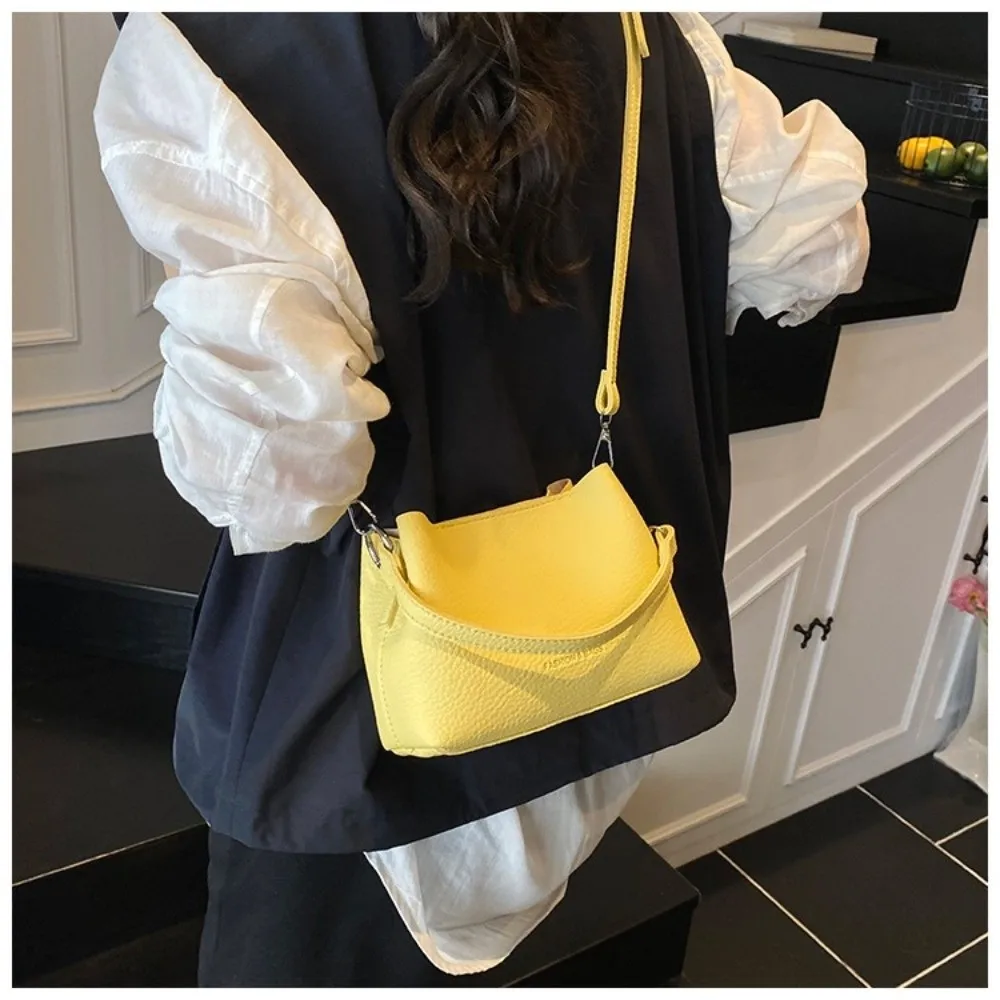 

Trendy PU Handbag Lightweight Waterproof Crossbody Bag Simple Delicate Bucket Bag for Women