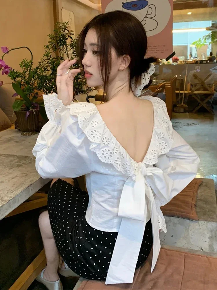

Сексуальная белая рубашка с открытой спиной, женская корейская блузка с милым бантом и длинным рукавом, элегантная тонкая укороченная модная женская одежда с большим V-образным вырезом, весна