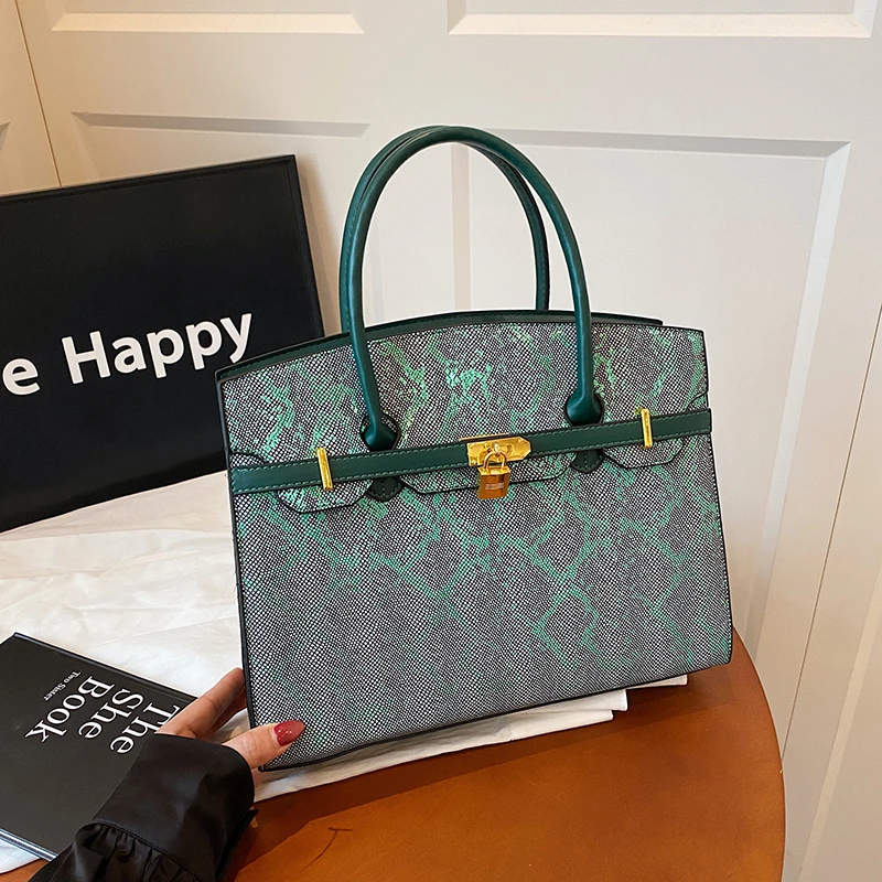 

High-End Minimalist Messenger Bag For Women Everyday Use With Vintage Inspired Solid Color And Logo