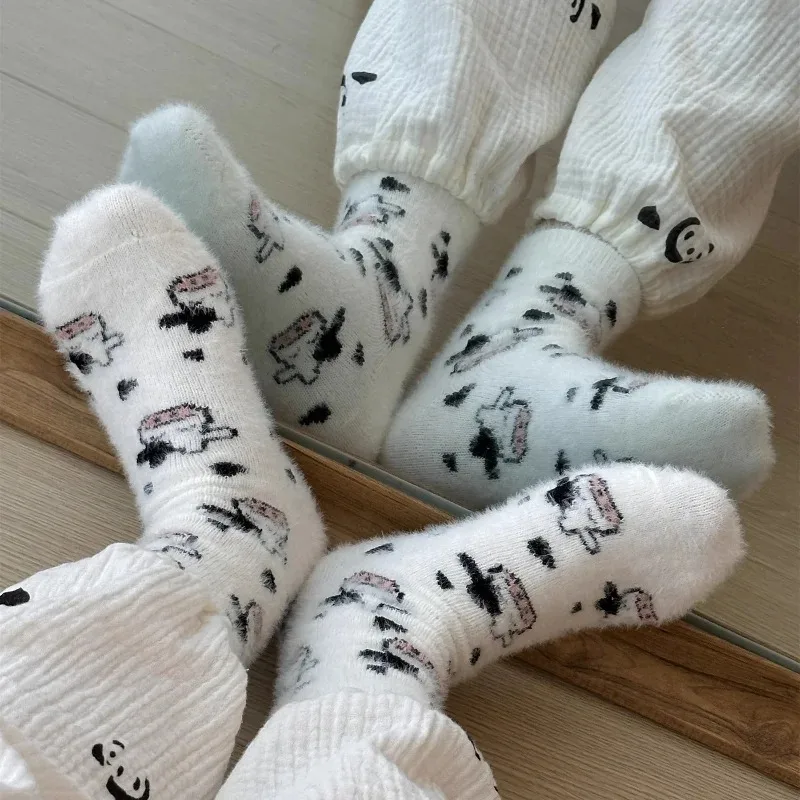 Cartoon niedlichen Kuh Nerz Samt Socken Frauen Winter weichen Fleece Plüsch warm nach Hause Schlaf Stiefel Socken kawaii y2k pelzigen Thermo rohr Sox