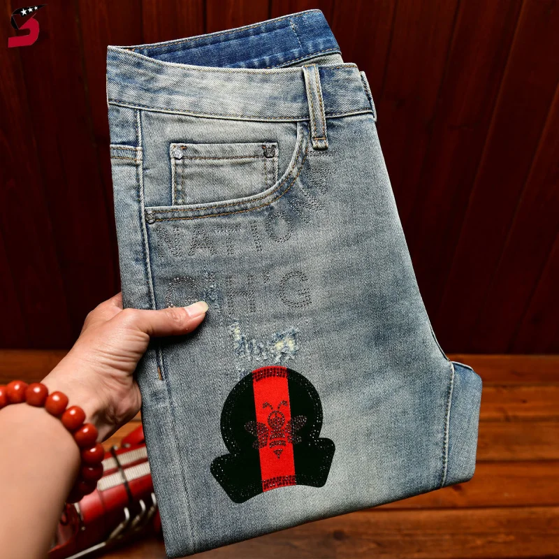 

Мужские джинсы с принтом Весна-Лето 2026, зауженные прямые рваные джинсы с декором из страз, модные повседневные эластичные брюки