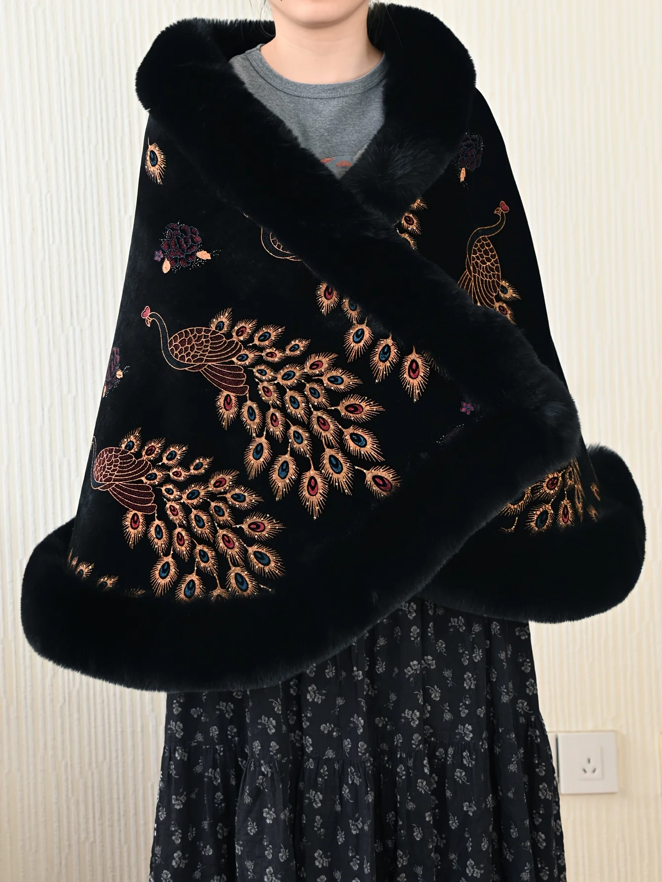 Faux fur Collar Shawl Cape Femme Manteau Femme Hiver Poncho Femme Velvet Printing Technology with Peacock Pattern Decoration