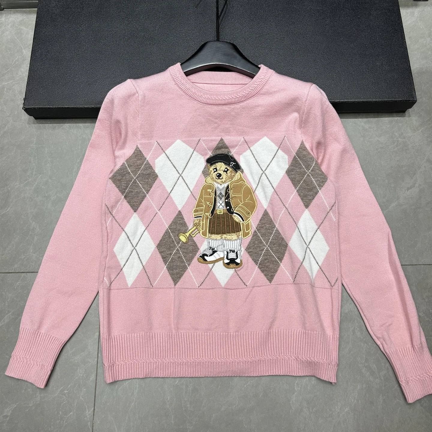 เสื้อสเวตเตอร์ไหมพรมผู้หญิงแฟชั่นแบรนด์ใหม่สำหรับฤดูใบไม้ร่วง แขนยาว คอกลม ลายปักการ์ตูน ทรงหลวม สวมใส่สบาย