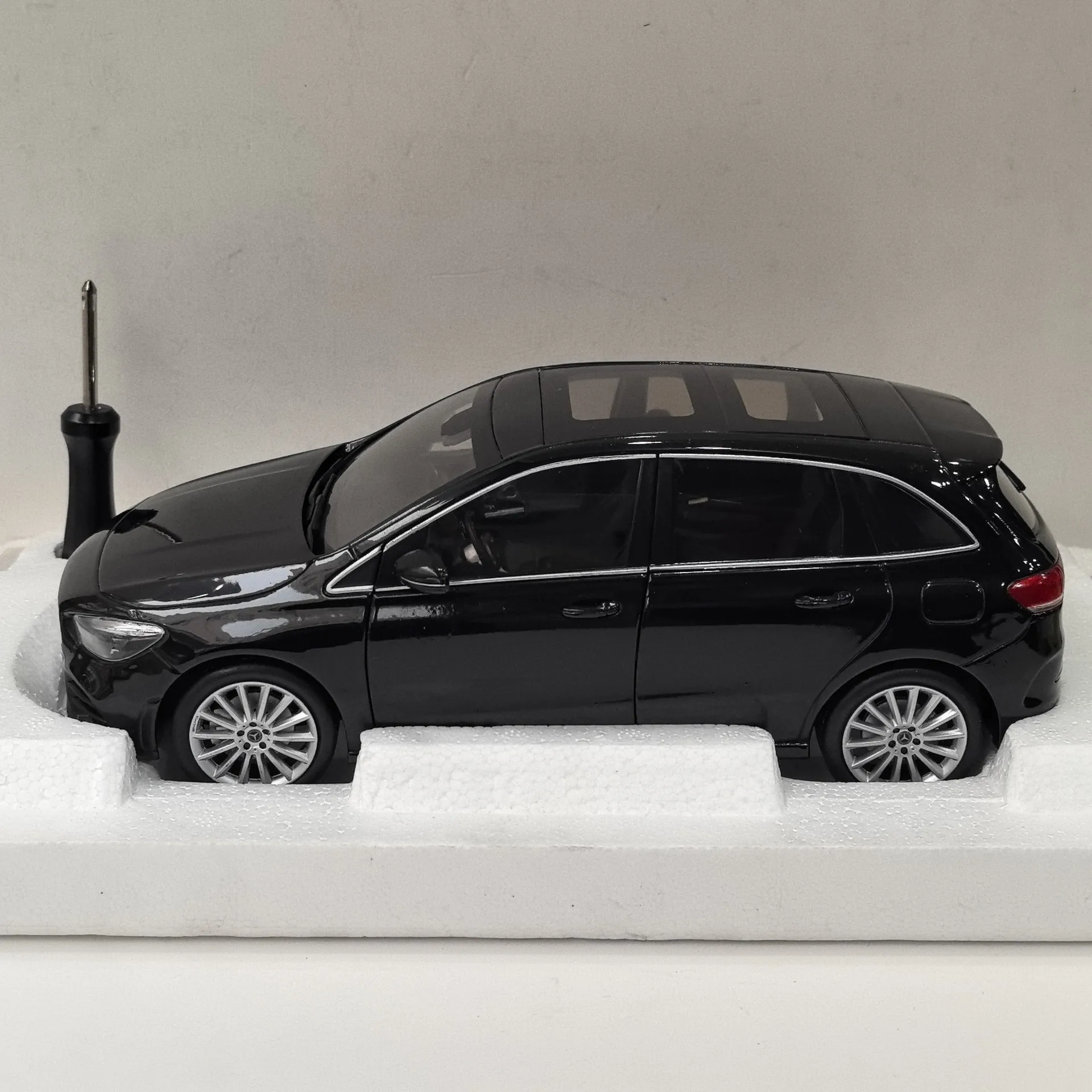 No Color Box Diecast 1/18 Scale Benz B Klasse Alloy Car Model Collectible Toy Gift Souvenir Display Ornament