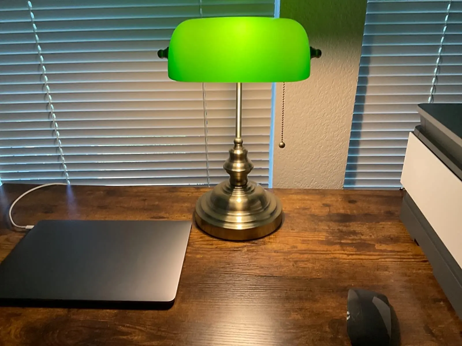 American retro office desk light with green lampshade for eye protection, reading light, bank metal desk light