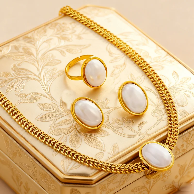 مجموعة مجوهرات أنيقة من الفولاذ المقاوم للصدأ مطلية بالذهب: قلادة سلسلة وأقراط وخاتم مع الأم - ترصيع اللؤلؤ