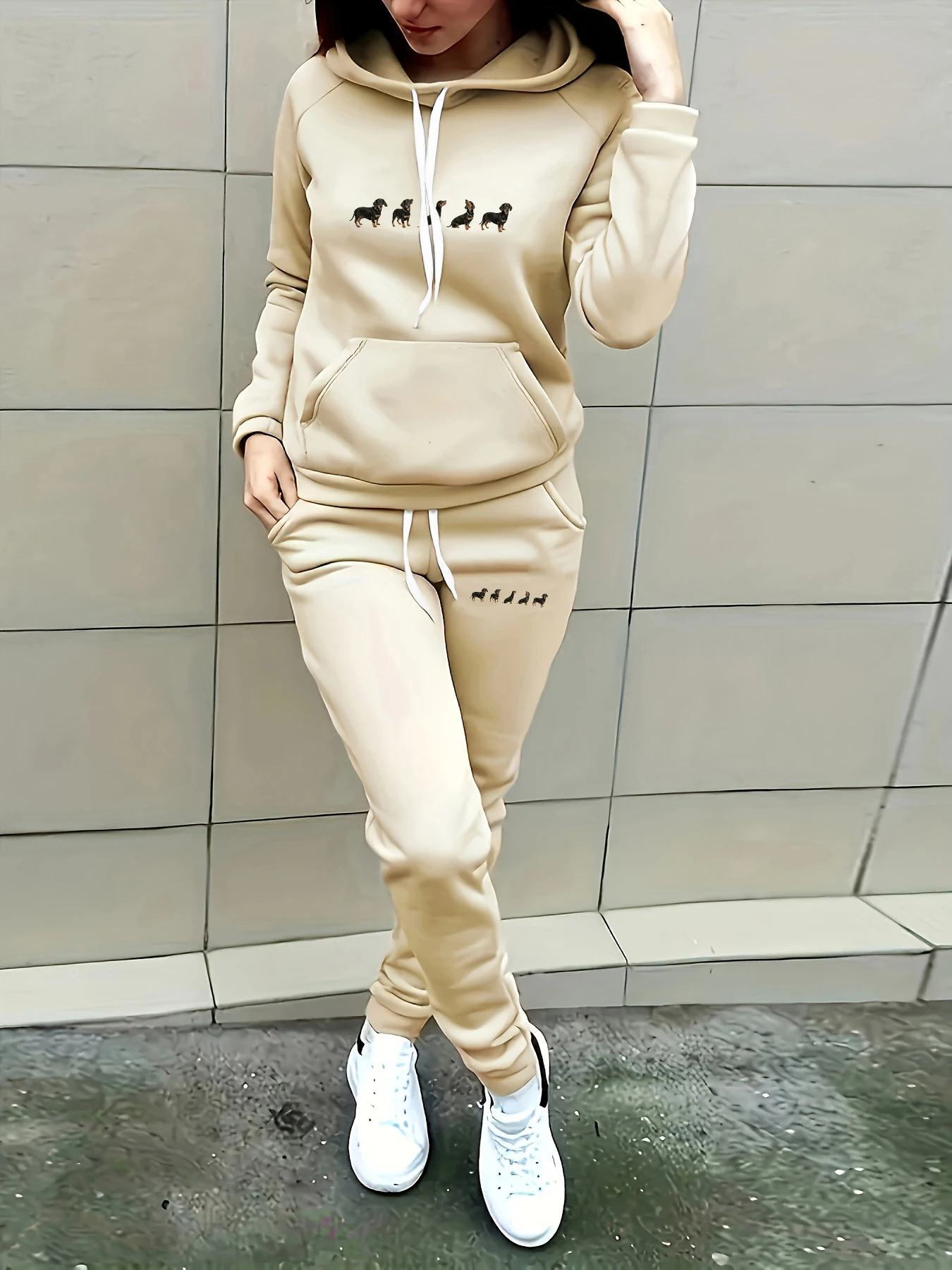 Winter Clothing Must Haves - Hoodie longgar model oversized dengan motif
