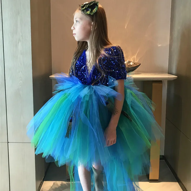 Maßgeschneidertes Glänzendes Pailletten-Blaues Tüll-Ballkleid mit Federn und V-Ausschnitt für Mädchen, Knielang, 2026 Festkleider – Detail 6