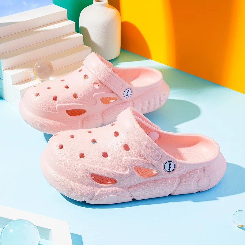 A pair of children's summer open-toe slippers, soft-soled and comfortable hole shoes, size 24/25-36/37，HML-701