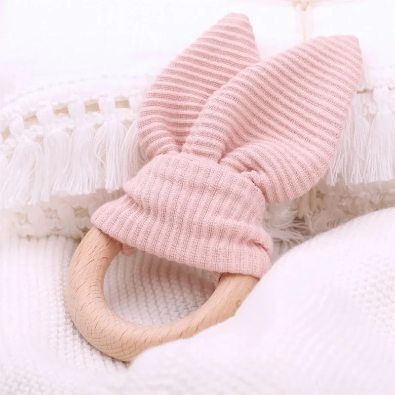 تتضمن صندوق هدايا مجموعة ألعاب الميلاد ذات الاسم الشخصي وسلسلة اللهاية والتسنين والمرايل والزواحف والبطانيات