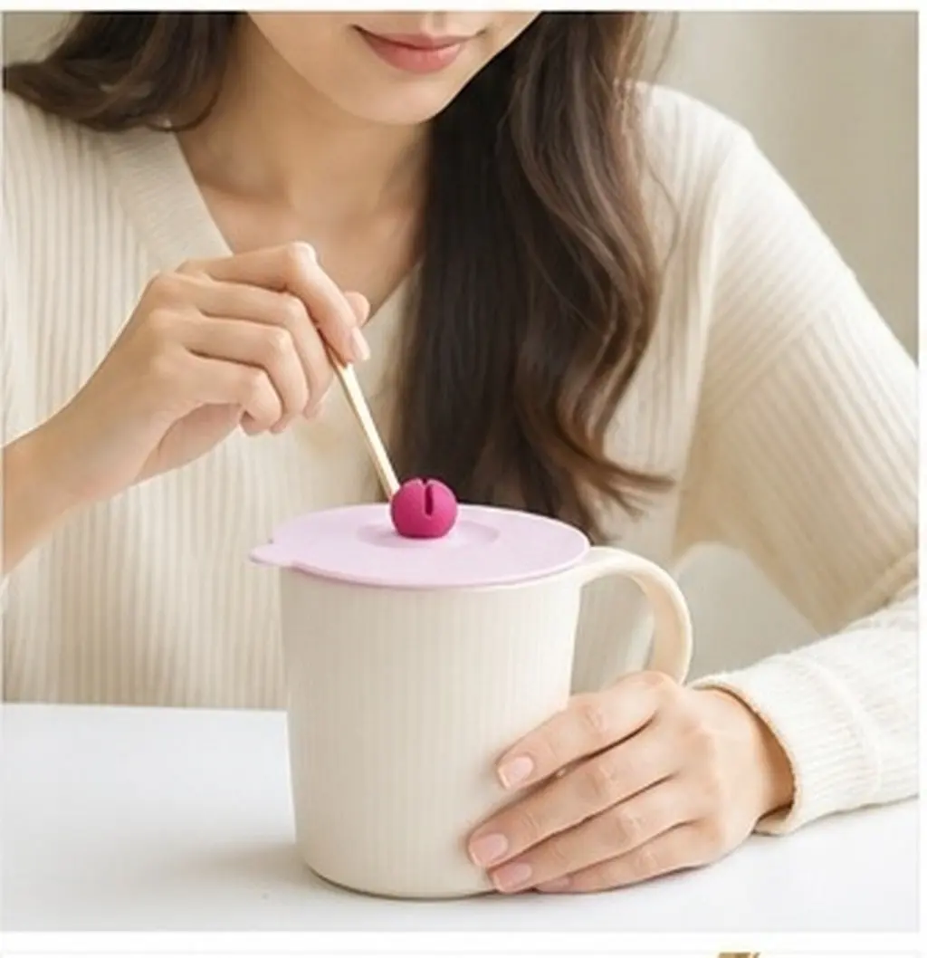 2Pcs Leakproof Silicone Cup Lids Dustproof Mug Covers with Spoon Rest for Coffee Tea Soup Maintain Freshness Temperature Compact