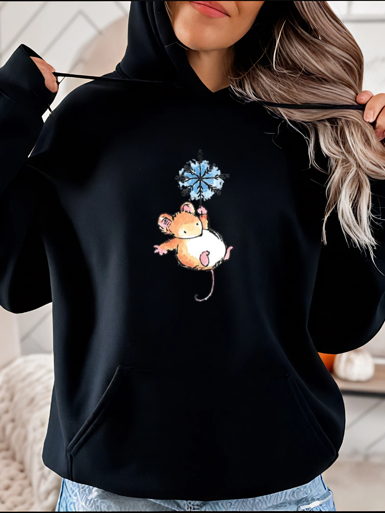 

Толстовка с милой мышкой и принтом снежинок, повседневный зимний дизайн, женский уютный наряд для холодной погоды