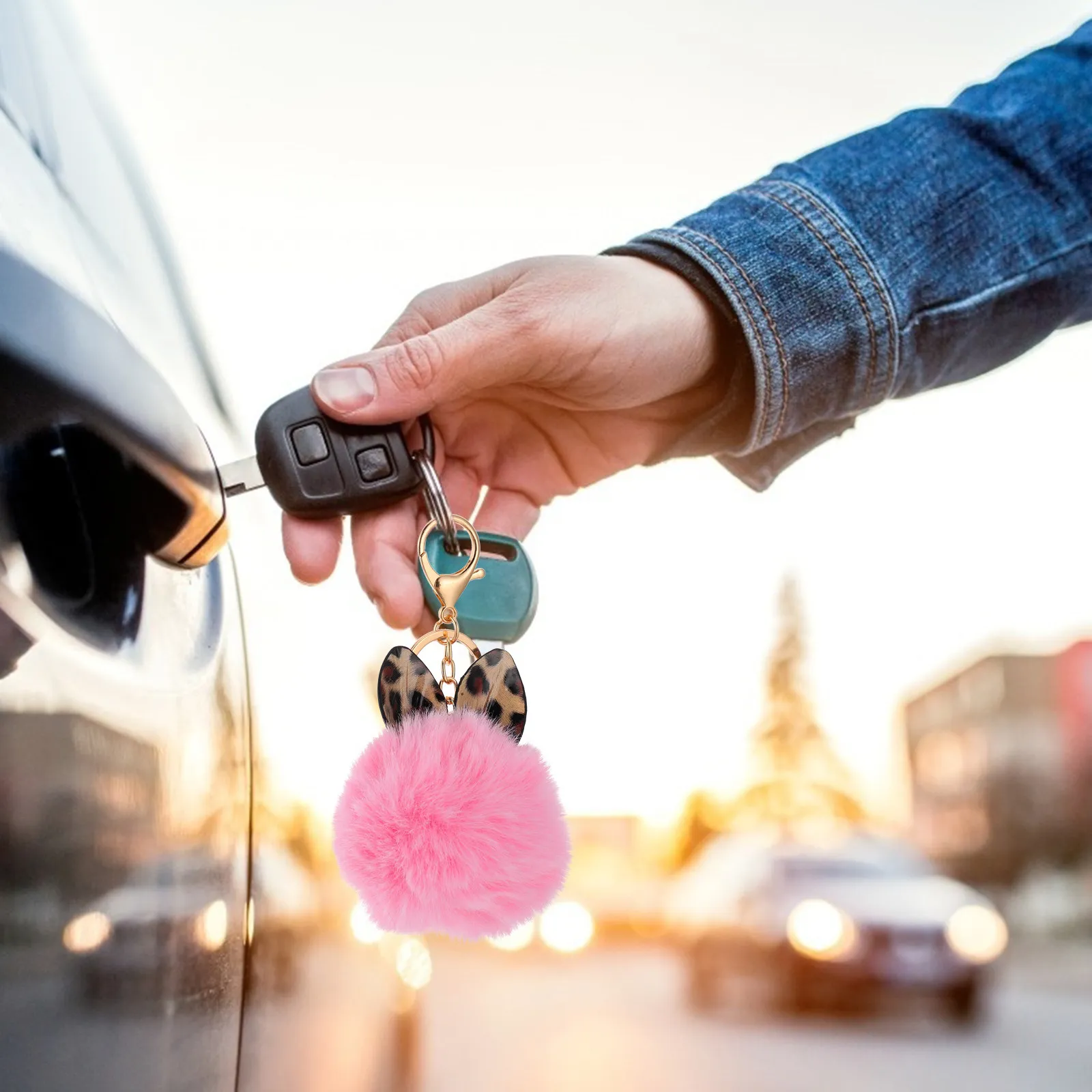 

1 шт. Очаровательный пушистый брелок-шарик для сумки, кошелька, рюкзака, ключей от машины, подарок-подвеска - Белый брелок с леопардовым принтом