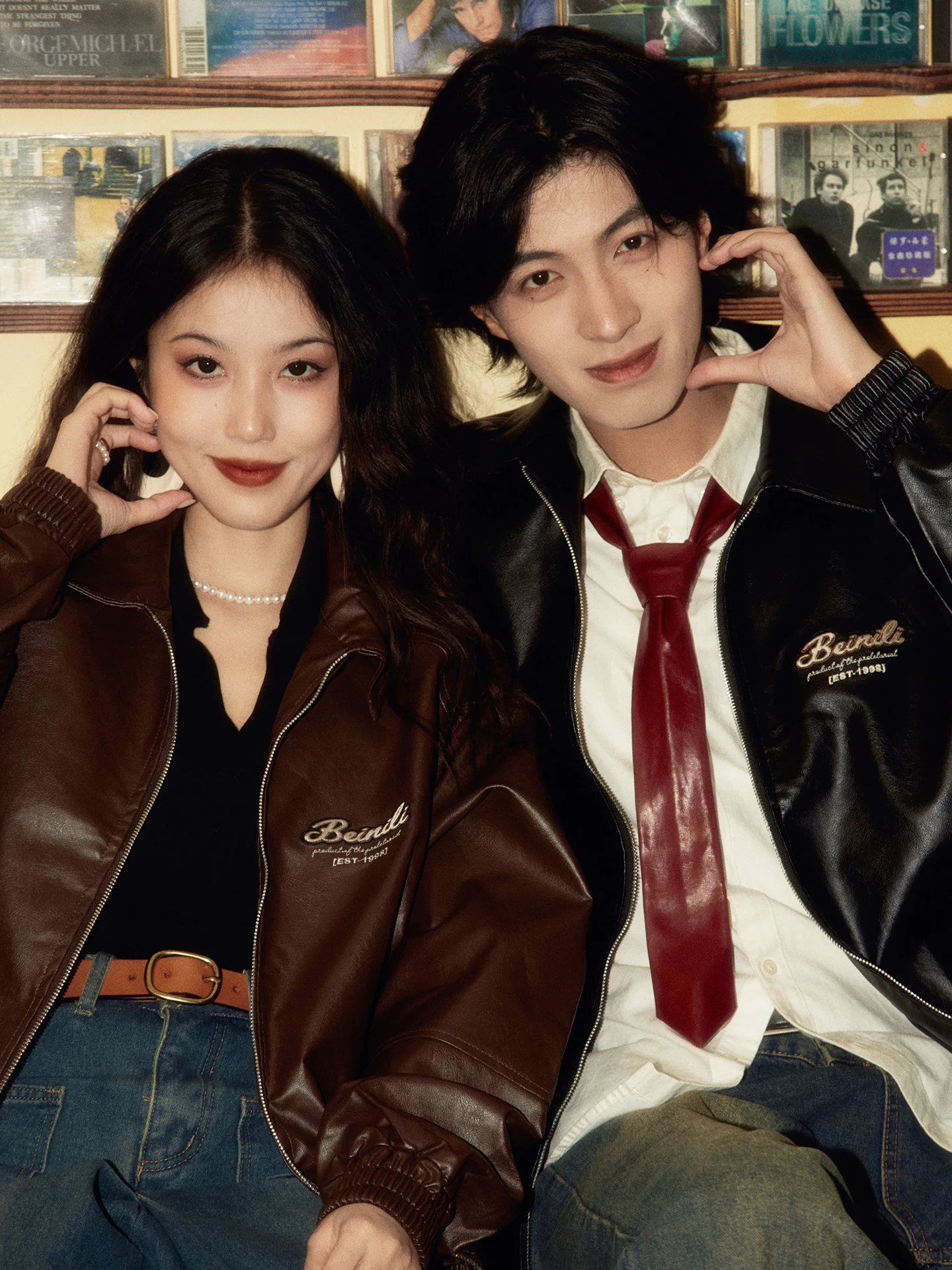 แจ็คเก็ตหนัง PU สีดำสไตล์เรโทรใหม่สำหรับผู้ชาย ฤดูใบไม้ร่วง ฤดูหนาว ชุดคู่รักสไตล์อเมริกัน แจ็คเก็ตบุนวมสีน้ำตาลลำลอง