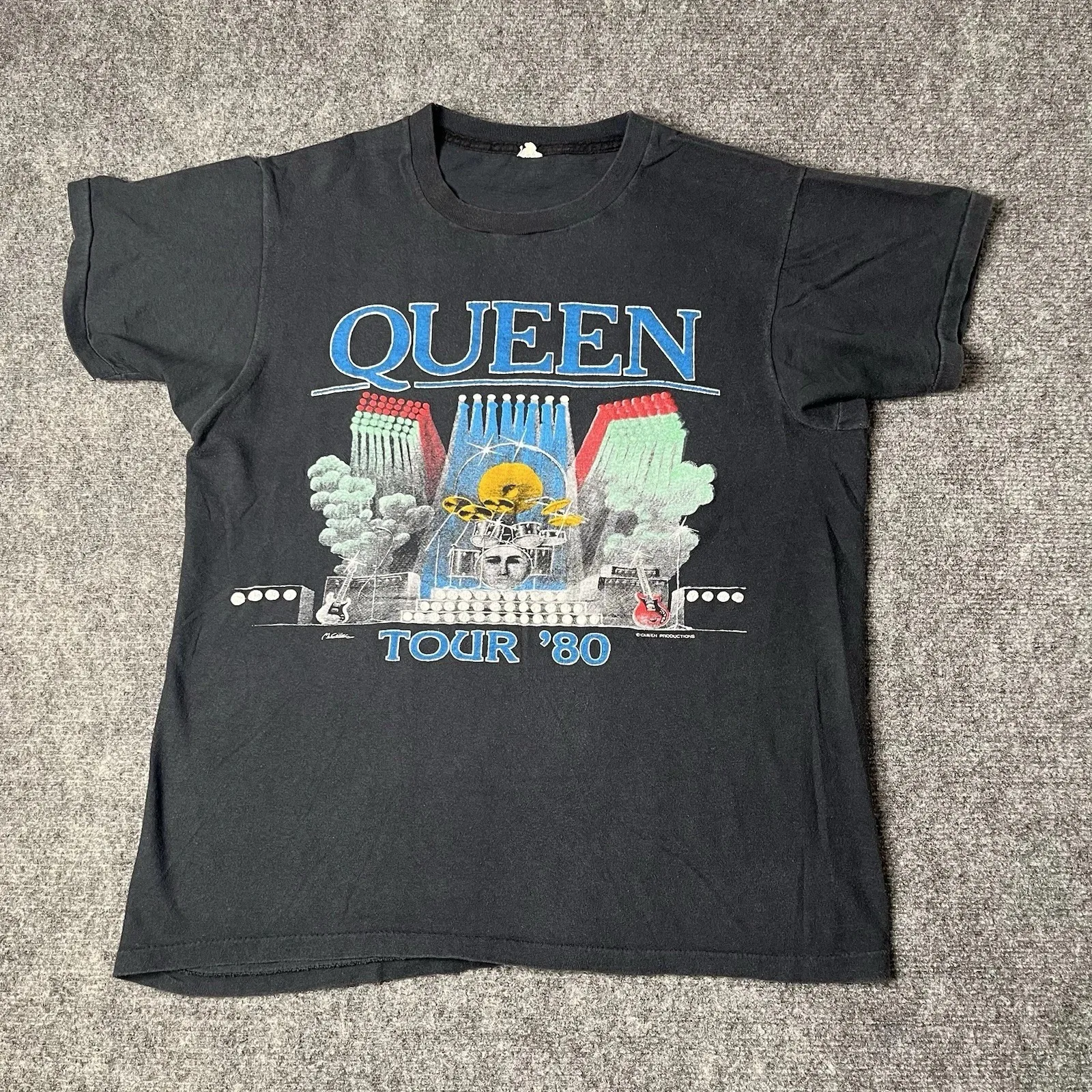 

1980 Queen Concert Tour T-shirt 80s Rock Band Tee Single Stitch Black RARE American Tshirt Men Hip-hop Short-sleeved Women Top